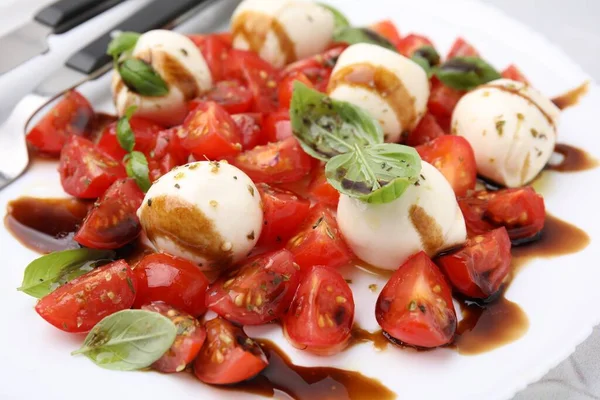 Ensalada Sabrosa Caprese Con Tomates Bolas Mozzarella Albahaca Vinagre Balsámico — Foto de Stock