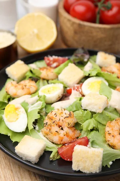 Delicious Caesar Salad Shrimps Table Closeup — Stock Photo, Image