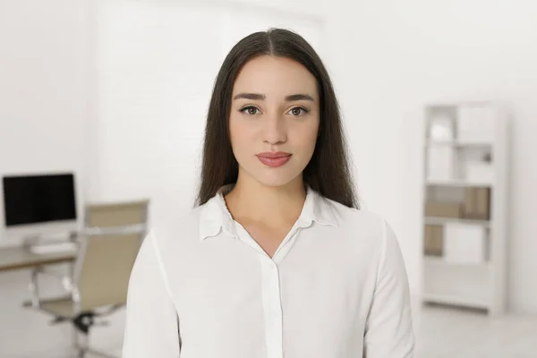 Πορτρέτο Της Όμορφης Νεαρής Γυναίκας Στο Γραφείο — Φωτογραφία Αρχείου