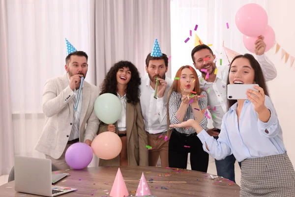 Współpracownicy Robiący Selfie Podczas Imprezy Biurowej Pomieszczeniach — Zdjęcie stockowe