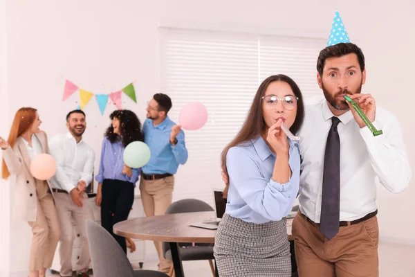 Compañeros Trabajo Divierten Durante Fiesta Oficina Interiores — Foto de Stock