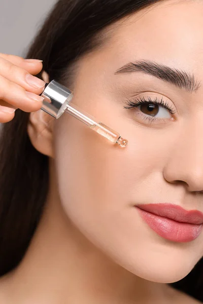 Young Woman Applying Essential Oil Face Closeup — Stock Photo, Image