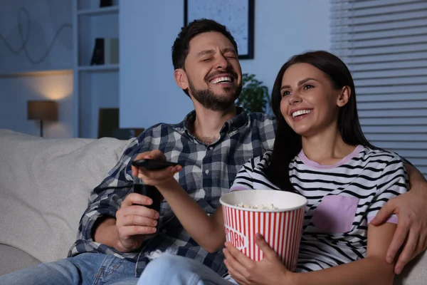 Szczęśliwa Para Ogląda Program Domu Wieczorem Kobieta Trzymająca Popcorn Zmieniająca — Zdjęcie stockowe
