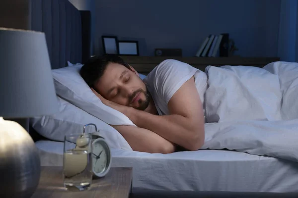 Bonito Homem Dormindo Cama Noite — Fotografia de Stock