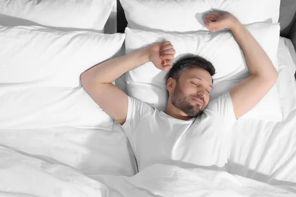 Yumuşak Yatakta Uyuyan Yakışıklı Adam Üst Manzara — Stok fotoğraf
