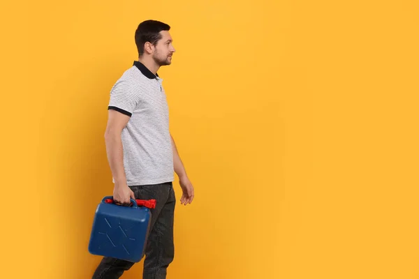 Een Man Met Een Blauwe Bus Oranje Achtergrond Ruimte Voor — Stockfoto