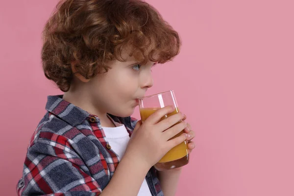 Söt Liten Pojke Dricka Färsk Juice Rosa Bakgrund Utrymme För — Stockfoto