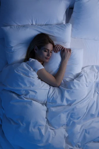 Γυναίκα Κοιμάται Στο Κρεβάτι Νύχτα Πάνω Από Την Άποψη — Φωτογραφία Αρχείου
