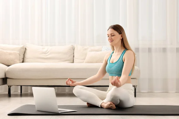Žena Sportovním Oblečení Medituje Doma Laptopu Harmonie Zen — Stock fotografie