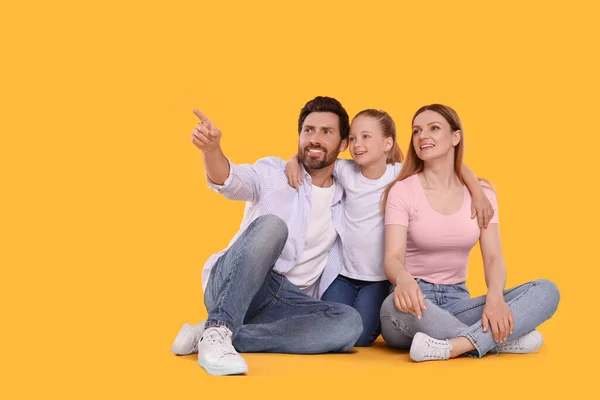 Familia Feliz Sobre Fondo Naranja Espacio Para Texto —  Fotos de Stock