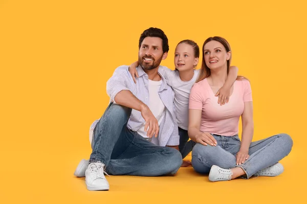 Lycklig Familj Orange Bakgrund Utrymme För Text — Stockfoto