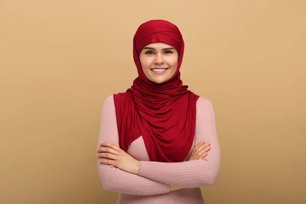 米色背景的头巾穆斯林妇女画像 — 图库照片