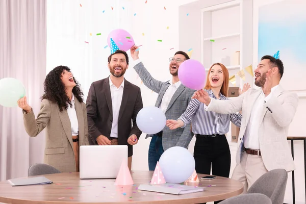 Коллеги Веселятся Время Офисной Вечеринки Помещении — стоковое фото