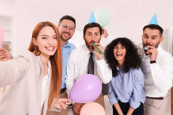 Medewerkers Nemen Selfie Tijdens Office Party Binnen — Stockfoto