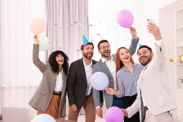 Współpracownicy Robiący Selfie Podczas Imprezy Biurowej Pomieszczeniach — Zdjęcie stockowe