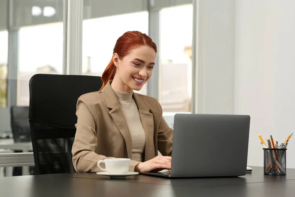 Glückliche Frau Arbeitet Mit Laptop Schwarzen Schreibtisch Büro — Stockfoto