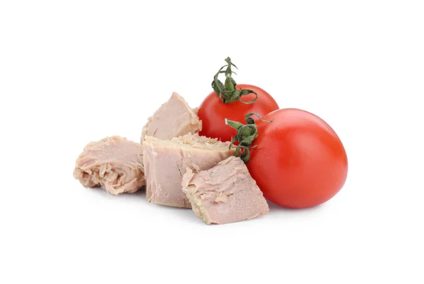 Läckra Burk Tonfisk Bitar Med Tomater Vit Bakgrund — Stockfoto