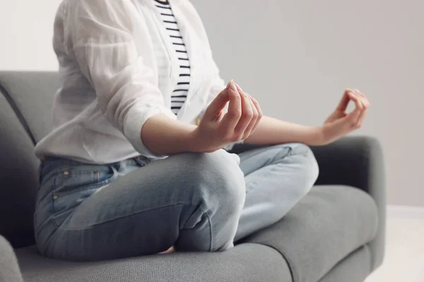 Mujer Meditando Sofá Interior Cerca Armonía Zen — Foto de Stock