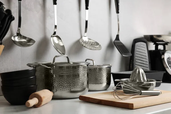 Set Mit Verschiedenen Utensilien Auf Arbeitsplatte Der Küche — Stockfoto