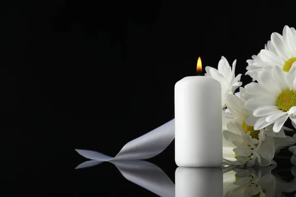 Белый Хризантема Цветы Горящая Свеча Поверхности Черного Зеркала Темноте Пространство — стоковое фото