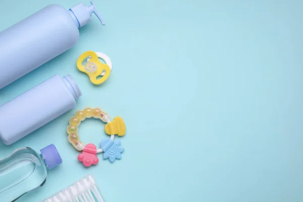 Verschillende Huidverzorgingsproducten Voor Baby Rammelaar Fopspeen Turquoise Achtergrond Vlak Gelegd — Stockfoto