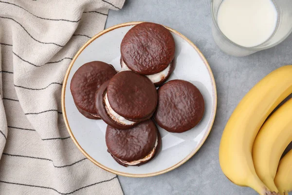 Вкусные Сладкие Шоколадные Пироги Бананы Стакан Молока Светло Серый Стол — стоковое фото