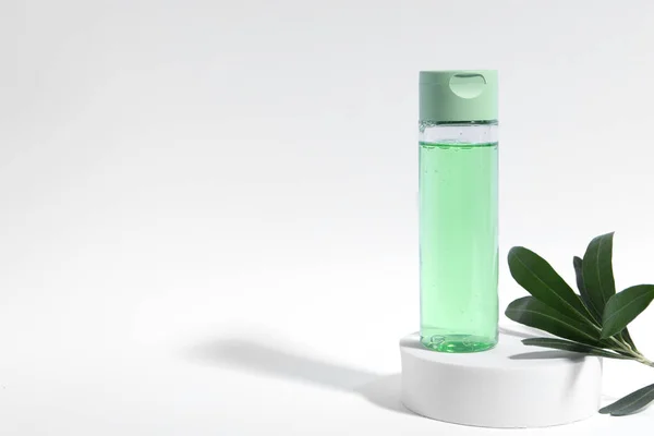 Bottiglia Con Prodotto Cosmetico Foglie Verdi Sfondo Bianco Spazio Testo — Foto Stock