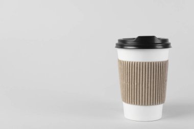 Arka planda plastik kapaklı kağıt bardak, metin için boşluk. Kahve hazır.