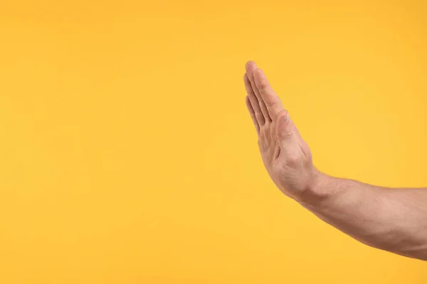 Uomo Che Mostra Gesto Stop Sfondo Arancione Primo Piano Spazio — Foto Stock