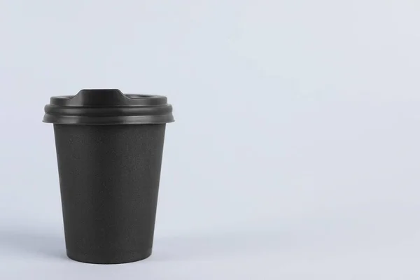 Czarny Kubek Papierowy Plastikową Pokrywą Jasnym Tle Miejsce Tekst Kawa — Zdjęcie stockowe