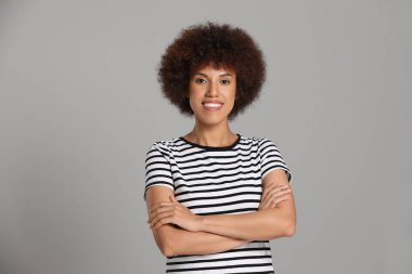 Gri arka planda güzel bir genç kadının portresi