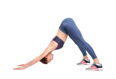 Beyaz arka planda yoga yapan genç bir kadın.