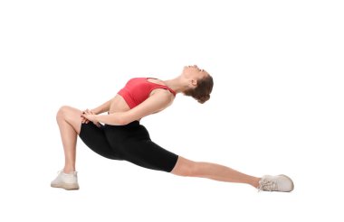 Yoga egzersizi. Beyaz arka planda gerinen genç bir kadın