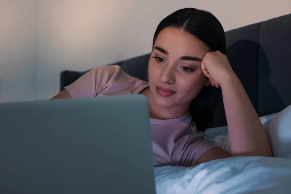 Genç Bir Kadın Geceleri Dizüstü Bilgisayar Kullanıyor Nternet Bağımlılığı — Stok fotoğraf