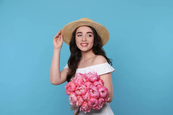 Όμορφη Νεαρή Γυναίκα Ψάθινο Καπέλο Μπουκέτο Από Ροζ Παιώνιες Γαλάζιο — Φωτογραφία Αρχείου