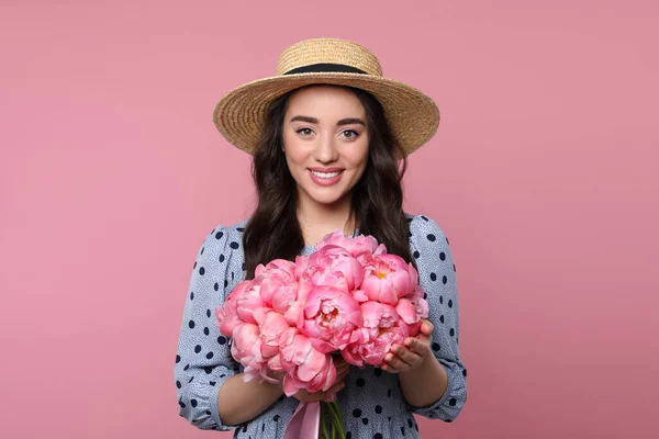 모자를 분홍색 배경에 꽃다발을 아름다운 — 스톡 사진