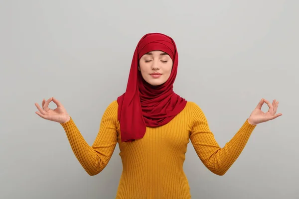 Muslimská Žena Hidžábu Medituje Světle Šedém Pozadí — Stock fotografie
