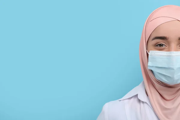 Mujer Musulmana Con Hiyab Uniforme Médico Máscara Protectora Sobre Fondo — Foto de Stock
