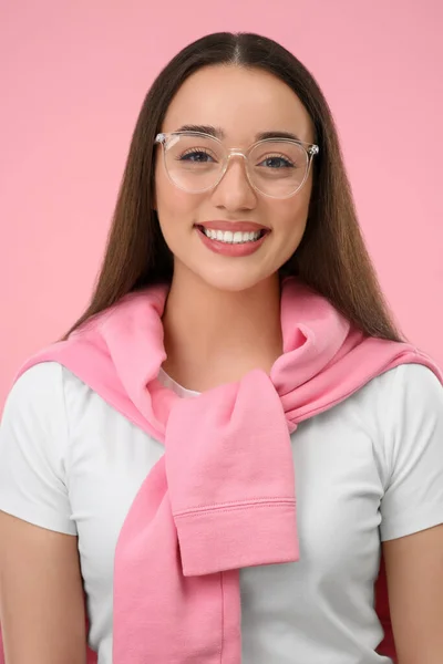 Szczęśliwa Kobieta Nosi Okulary Różowym Tle — Zdjęcie stockowe