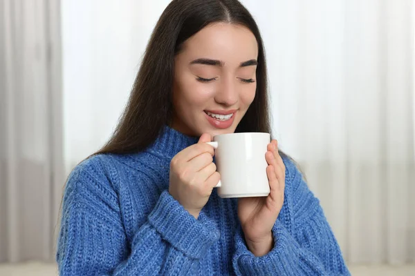 Joyeux Jeune Femme Tenant Tasse Céramique Blanche Maison — Photo