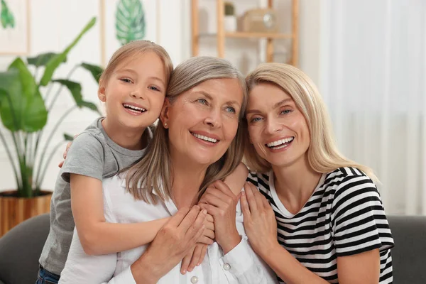 Tre Generationer Lycklig Mormor Hennes Dotter Och Barnbarn Hemma — Stockfoto