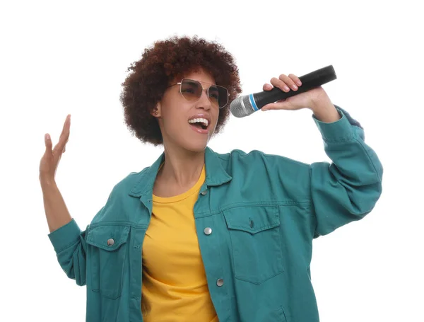 Kręcona Młoda Kobieta Okularach Przeciwsłonecznych Mikrofonem Śpiewająca Białym Tle — Zdjęcie stockowe