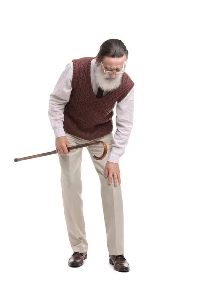 白い背景で膝の痛みに苦しんで杖を歩くシニア男 — ストック写真