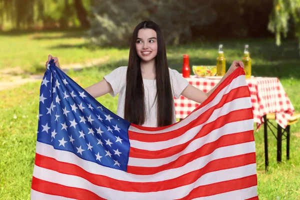 Ιουλίου Ημέρα Ανεξαρτησίας Της Αμερικής Ευτυχισμένο Κορίτσι Την Εθνική Σημαία — Φωτογραφία Αρχείου