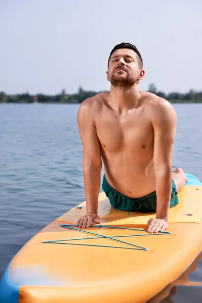 Άνθρωπος Πρακτική Γιόγκα Sup Σκάφους Στο Ποτάμι — Φωτογραφία Αρχείου