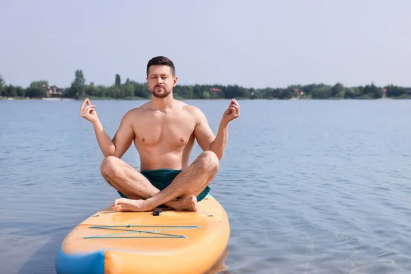 Man Utövar Yoga Sup Ombord Floden Utrymme För Text — Stockfoto