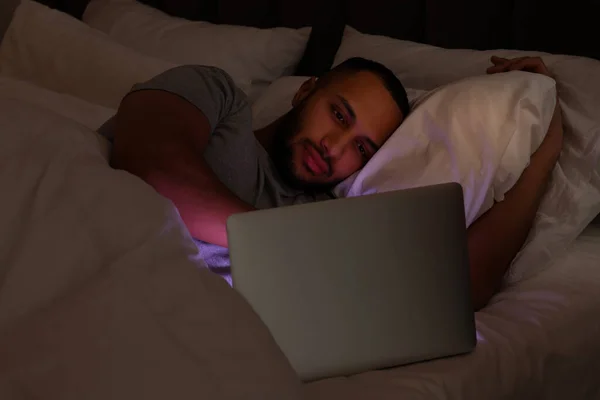 Молодой Человек Использует Ноутбук Постели Ночью Интернет Зависимость — стоковое фото