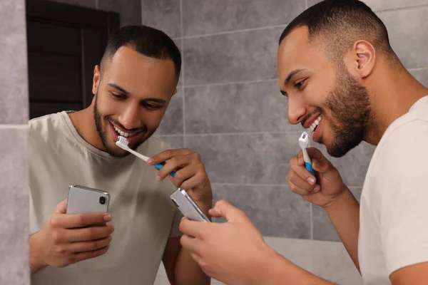 Šťastný Muž Chytrým Telefonem Při Čištění Zubů Koupelně Internetová Závislost — Stock fotografie