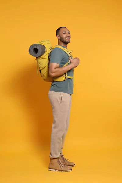 Szczęśliwy Turysta Plecakiem Żółtym Tle — Zdjęcie stockowe