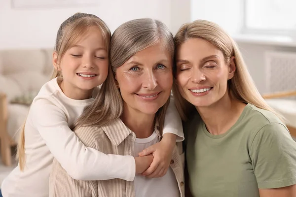 Tři Generace Šťastná Babička Její Dcera Vnučka Doma — Stock fotografie